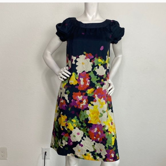 Theory silk Floral dress with slight puff sleeve. Fully lined. Size 6 - Picture 9 of 9
